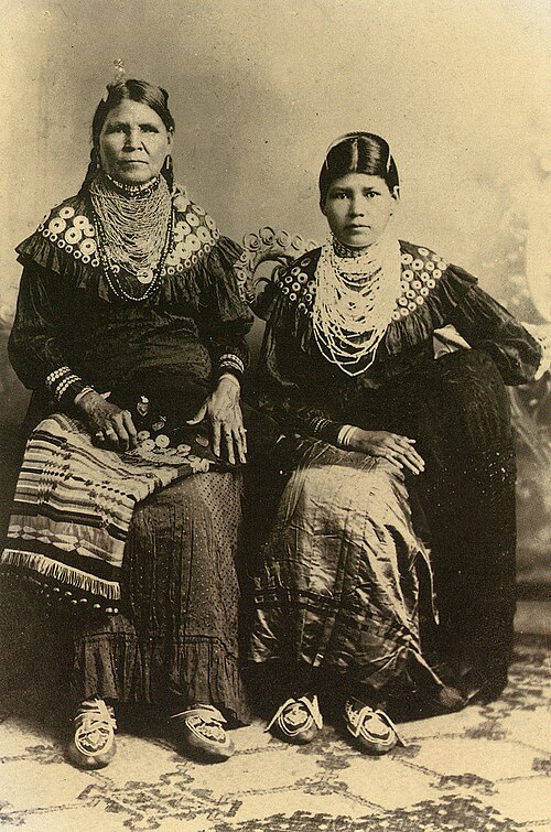 photo of Lenape Delaware mother and daughter, 1910